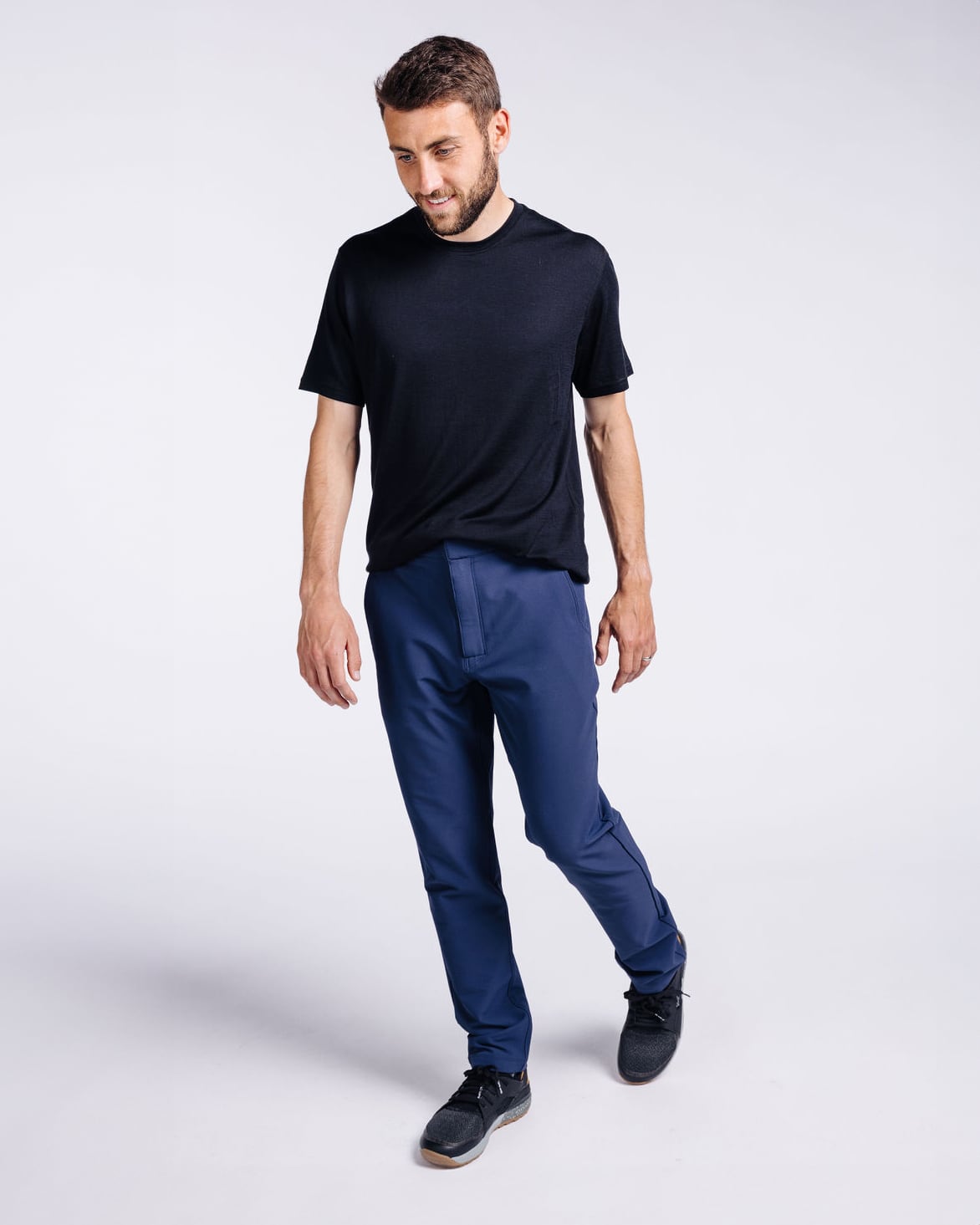 Alex: 5'9, 150 lbs wearing size 30x30.