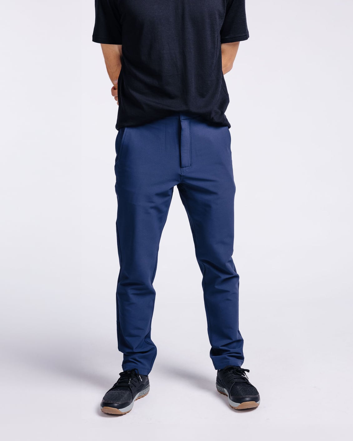 Alex: 5'9, 150 lbs wearing size 30x30.
