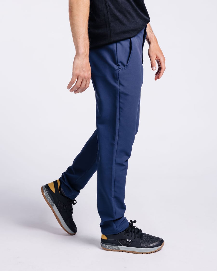 Alex: 5'9, 150 lbs wearing size 30x30.